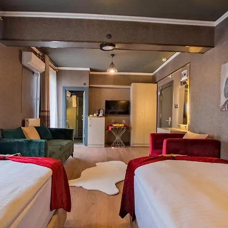 Moonday Hotel