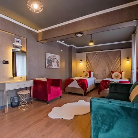 Moonday Hotel